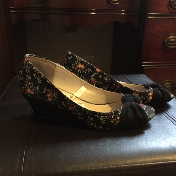 Floral black wedges