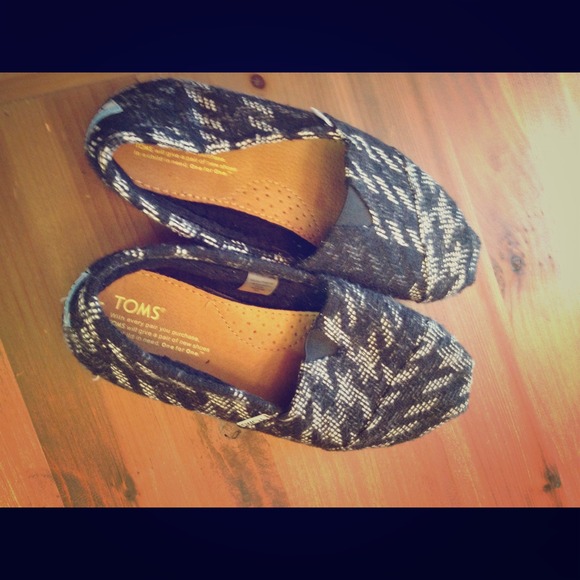 Men's toms size 8.