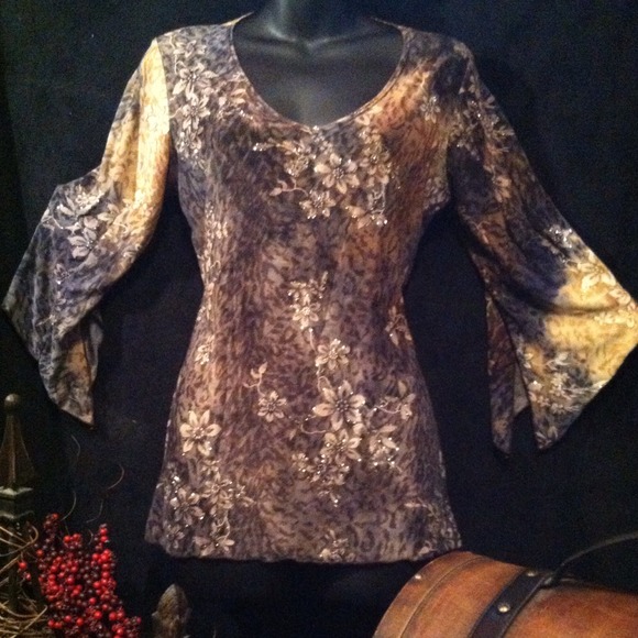 🌸Sale🌸 Animal/Flower Print Blouse was $25
