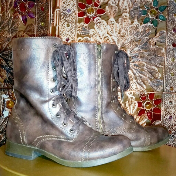 Gray combat/biker boots size 7, like new condition