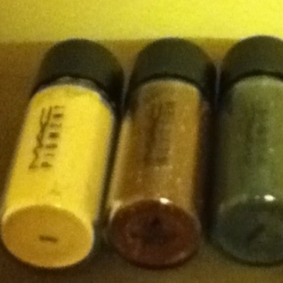 MAC pigment- Reflect Blackened RED