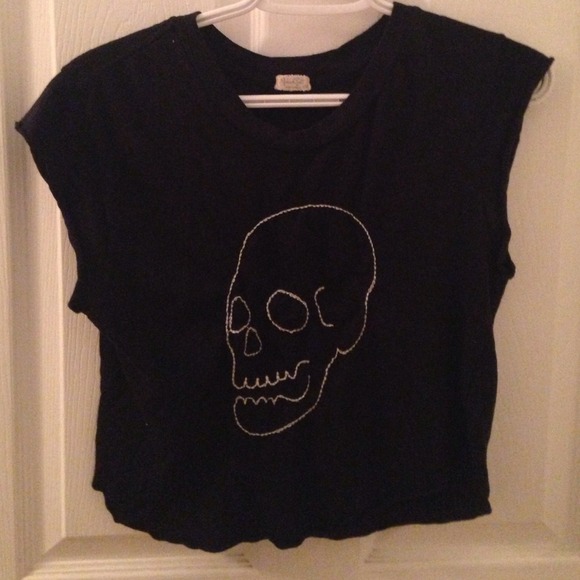 BrandyMelville White Stitched Skull Cap Sleeve