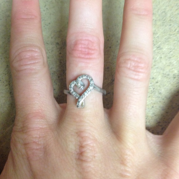 1/10 ct diamond heart ring! 💕💎 - Picture 1 of 3