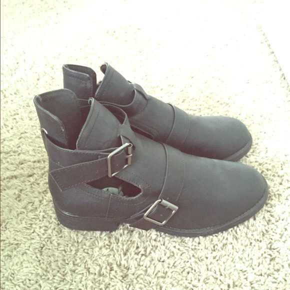 Black cut-out bootie