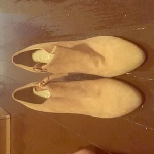 Classic tan suede Ralph Lauren booties!