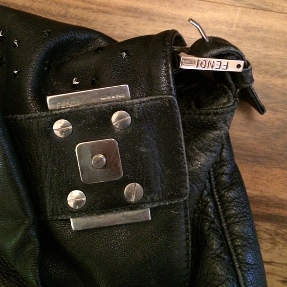 ✌️SOLD✌️🌟FLASH SALE🌟👄FENDI👄 leather bag - Picture 3 of 4
