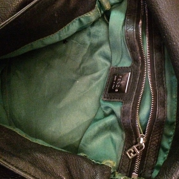 ✌️SOLD✌️🌟FLASH SALE🌟👄FENDI👄 leather bag - Picture 4 of 4