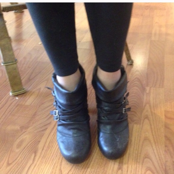 Black booties & Wedged flats for Alicia3095