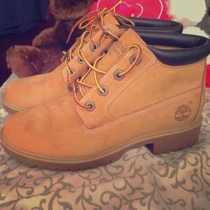 Wheat timberland boots. Short style.