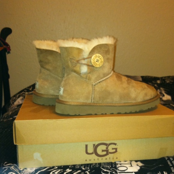 UGG Mini Bailey Button