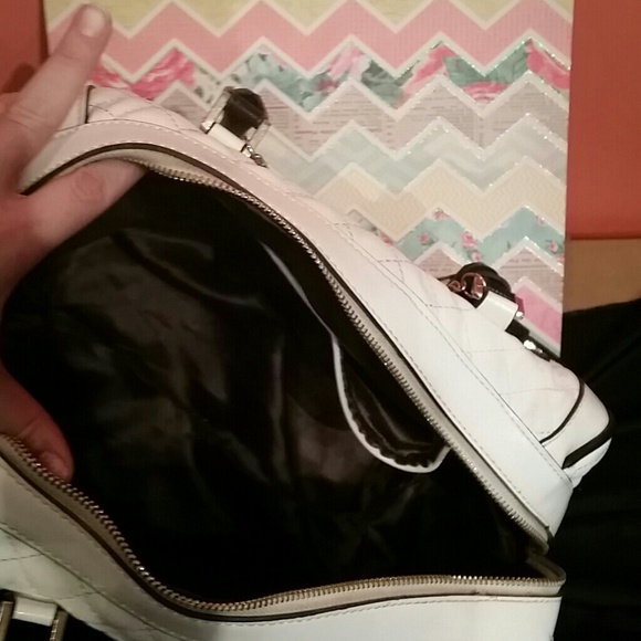 White quilted charmed Italian design shoulder bag - Picture 4 of 4