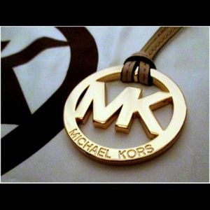 ★ MICHAEL KORS ★ BEIGE LEATHER HANGING GOLD CHARM