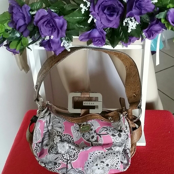 SOLD RESERVED - GUESS HANDBAG & SANDALS - Picture 2 of 4