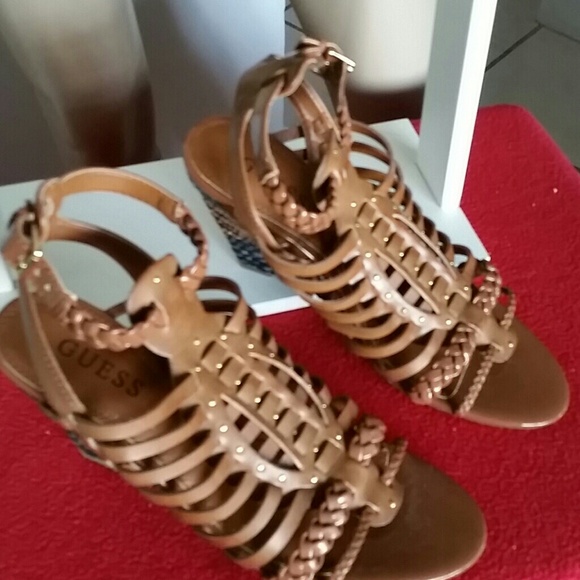 SOLD RESERVED - GUESS HANDBAG & SANDALS - Picture 3 of 4