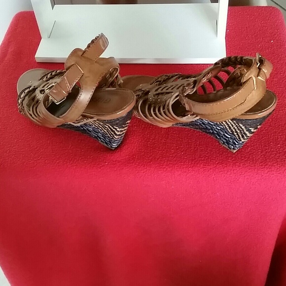 SOLD RESERVED - GUESS HANDBAG & SANDALS - Picture 4 of 4