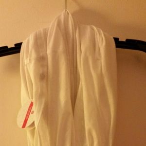 Lululemon 2 twist and shout scarves