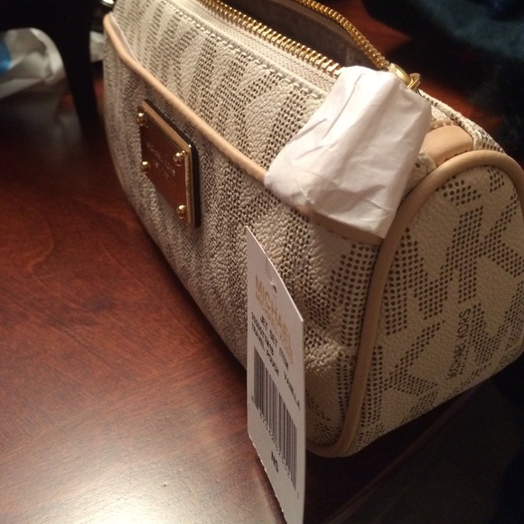 Michael Kors leather cosmetic bag in vanilla color - Picture 2 of 4