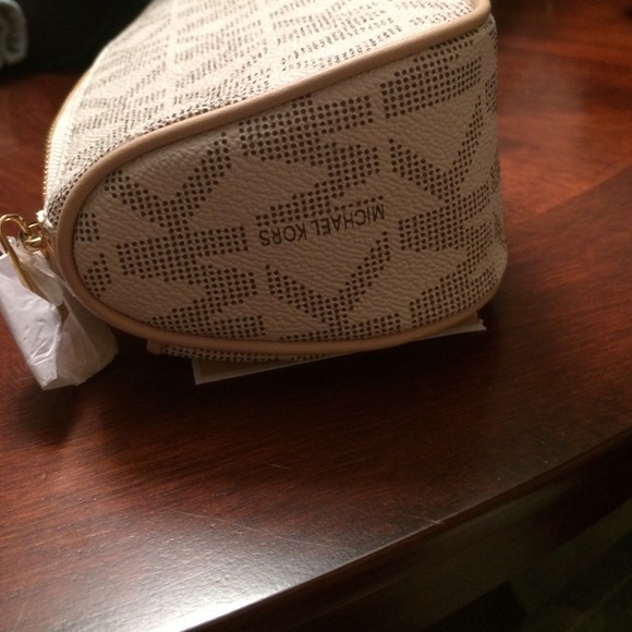 Michael Kors leather cosmetic bag in vanilla color - Picture 3 of 4