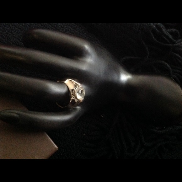 Elegant ring