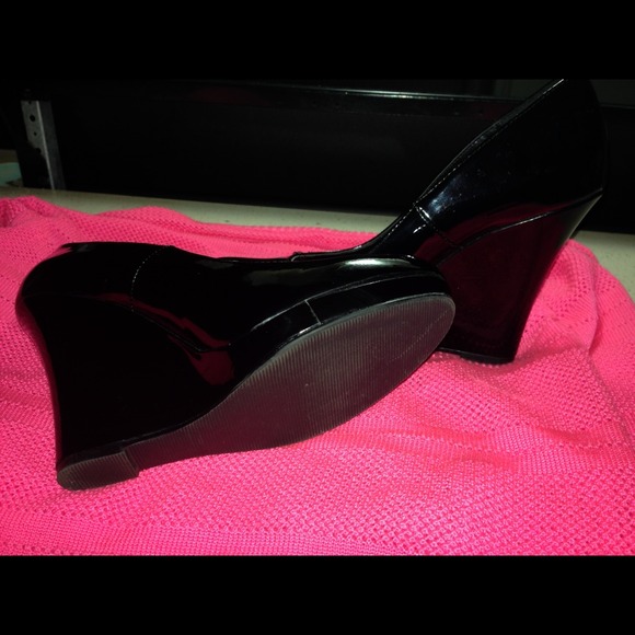 Black wedges