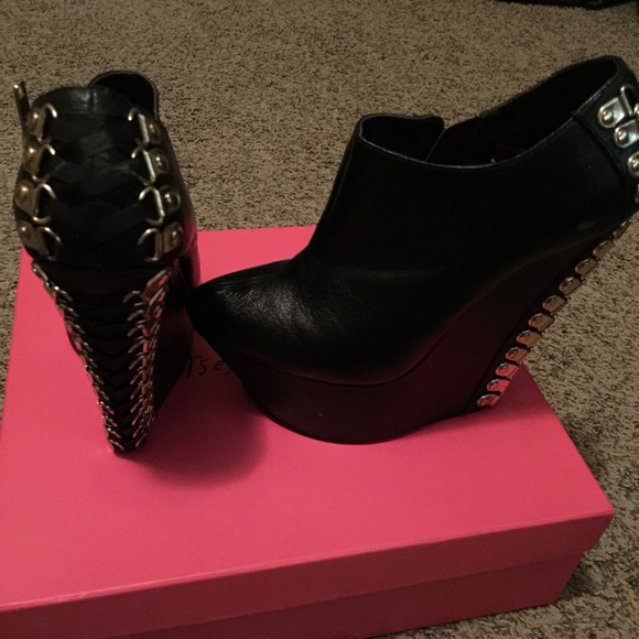 Black leather Betsey Johnson bootie!