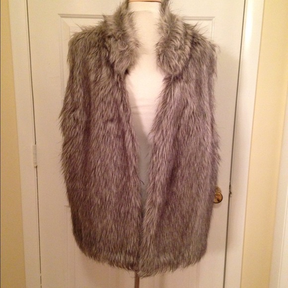 Tops - Faux fur grey vest with sweater back