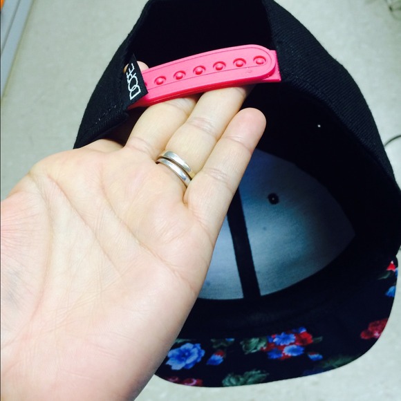 Dope hat (pink& flowers) - Picture 3 of 3