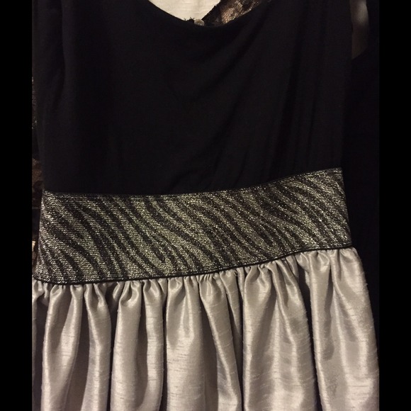 Beautiful black and silver dress - Picture 2 of 4