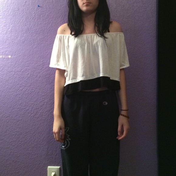 Black and white loose crop top