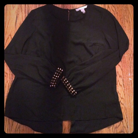 ❌SOLD❌Chiffon top with studded sleeves