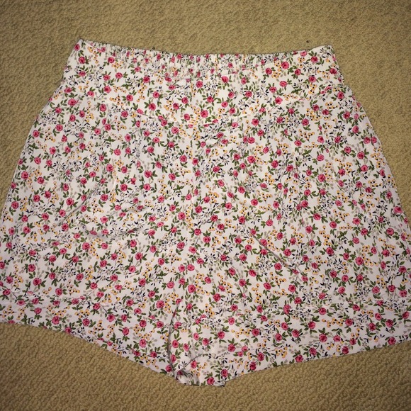 Forever21 floral shorts 🌸