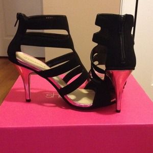 Black and Hot Metallic Pink Evening Sandal!!