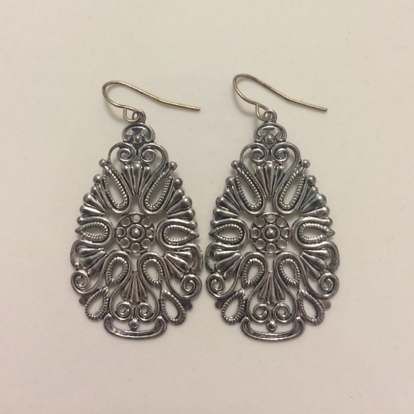 Brand new never been used earring