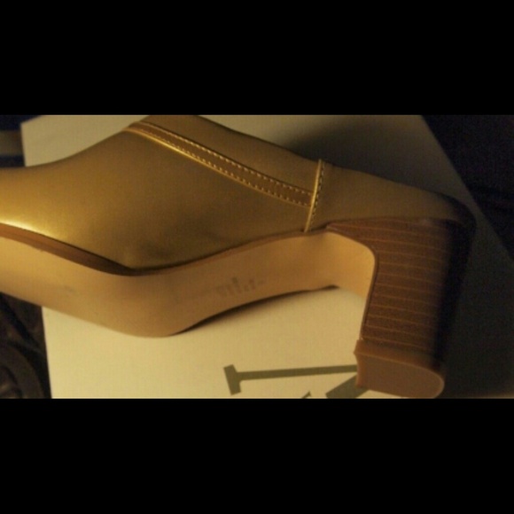🆕VALENCI LEATHER GOLD MULES - Picture 2 of 3