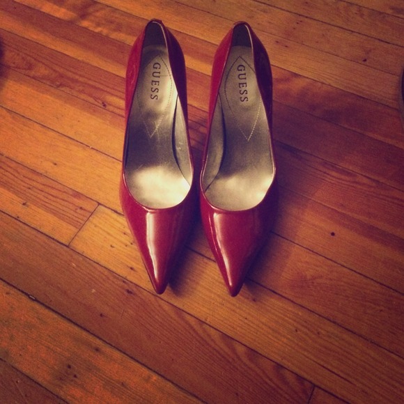 Sexy Red Guess Pumps 💋