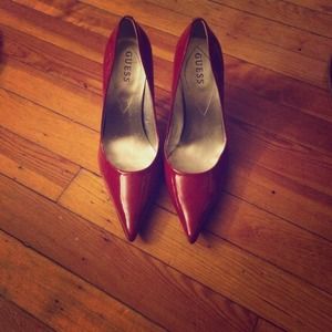 Sexy Red Guess Pumps 💋