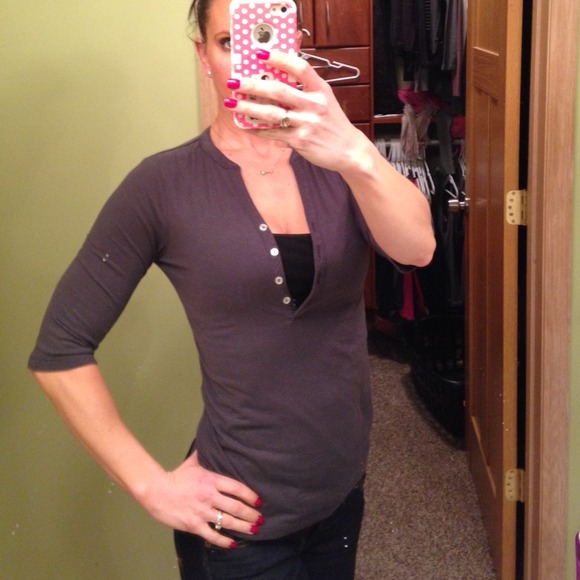 Gray 3/4 sleeve shirt with buttons