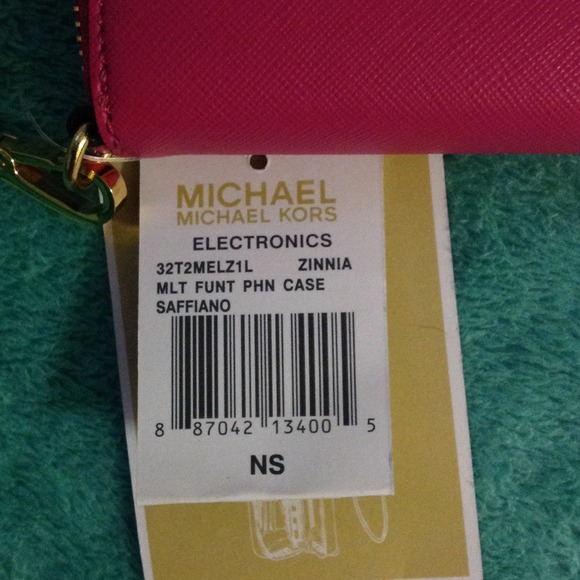 Authentic Michael Kors wrislet. - Picture 2 of 4