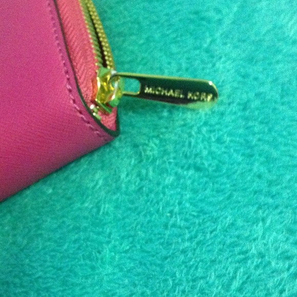 Authentic Michael Kors wrislet. - Picture 3 of 4