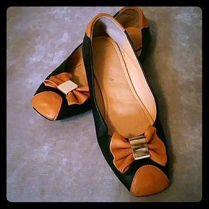 VINTAGE Tan and Black Size 7 flats