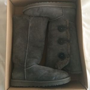W Bailey button triplet grey ugg boots (size 9)