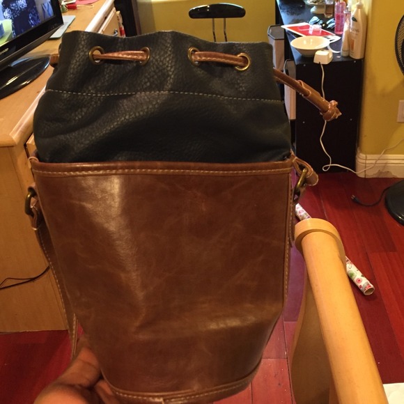 *SOLD* BDG Crossbody Bucket bag - Picture 2 of 4