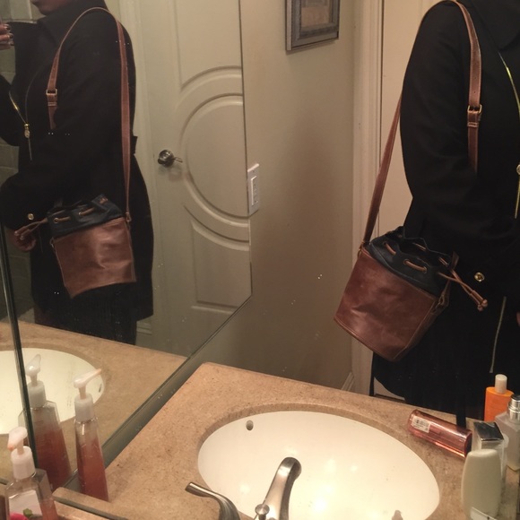 *SOLD* BDG Crossbody Bucket bag - Picture 4 of 4