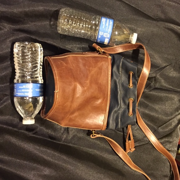 *SOLD* BDG Crossbody Bucket bag - Picture 3 of 4