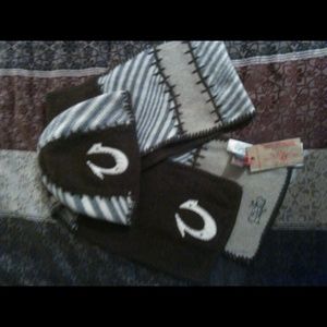 TRUE RELIGION HAT AND SCARF SET/bundle