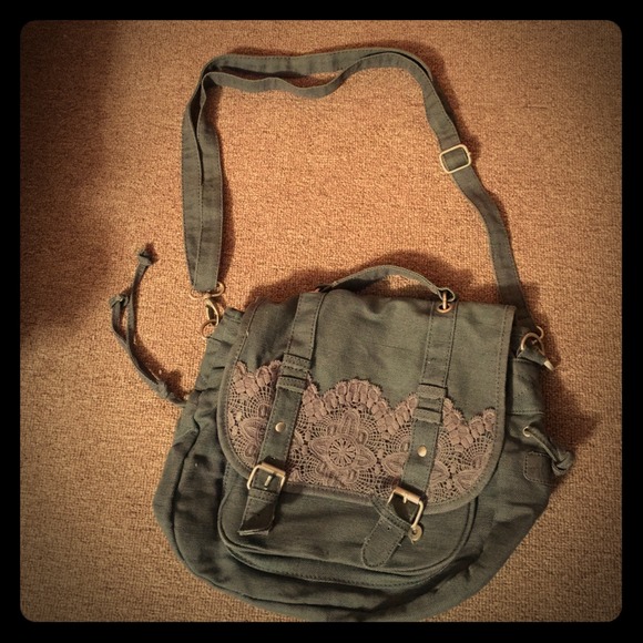 FINAL REDUCTION! Lacy gray messenger bag! AERO!😀