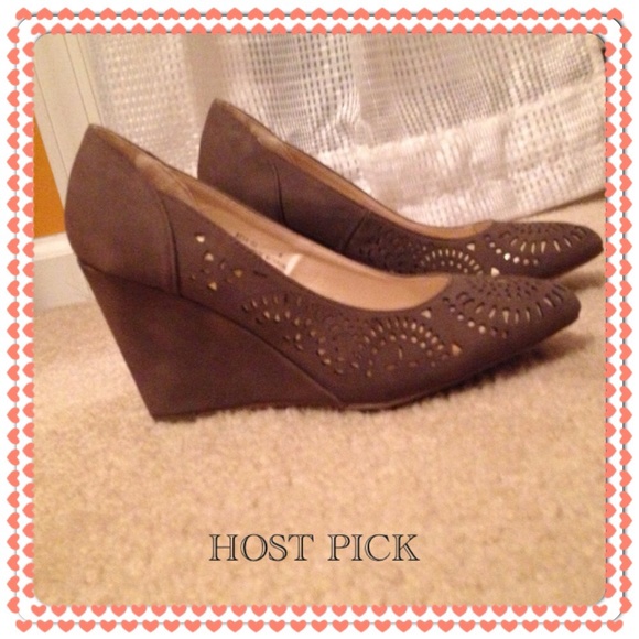 💥SOLD💥🎉👠HOST PICK👠🎉 Tan wedges brand new