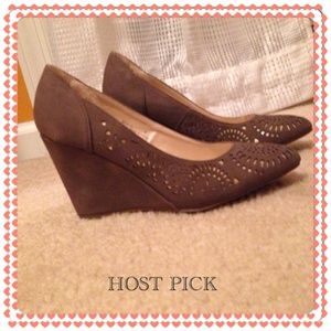 💥SOLD💥🎉👠HOST PICK👠🎉 Tan wedges brand new