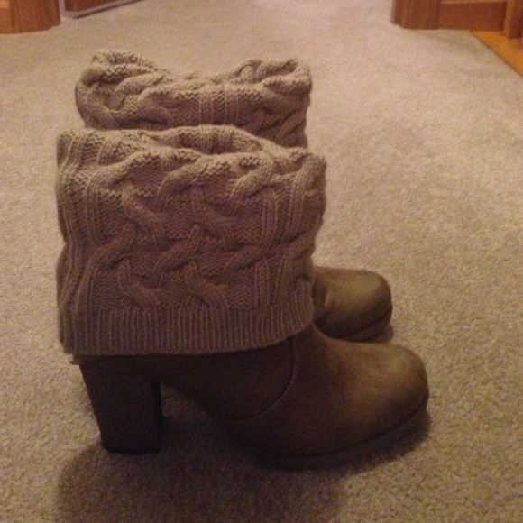 Muk Luks light brown bootie