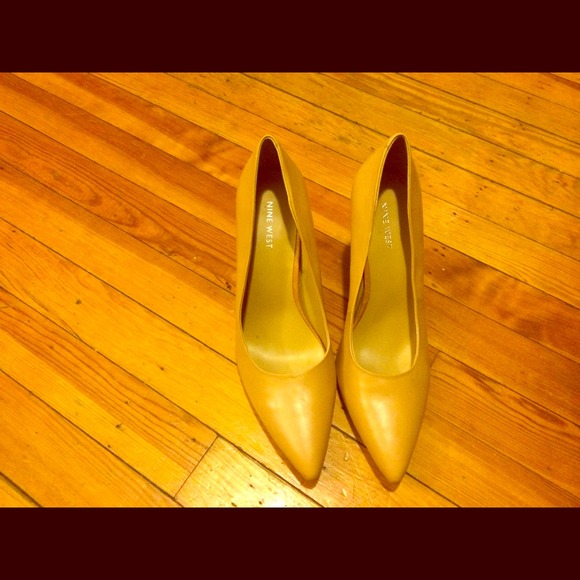 Nine West Camel leather pump ... Size 10M